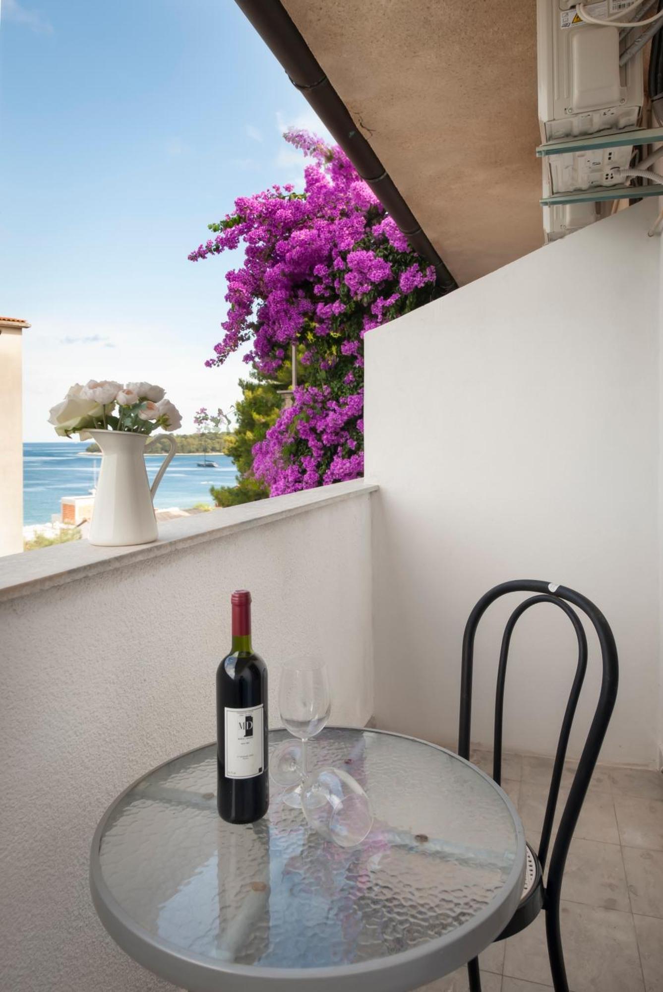 Luna Tsuki Two Aparthotel Rovinj Exterior photo